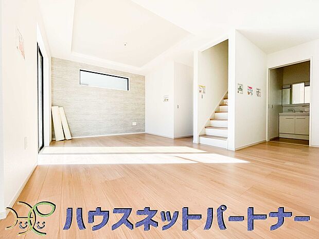 階を移動する際にリビングを通る、リビングイン階段。自然なかたちで家族が集まるため、お子様の個室が2階にある場合でも、毎日の挨拶や会話が増えやすくなります。