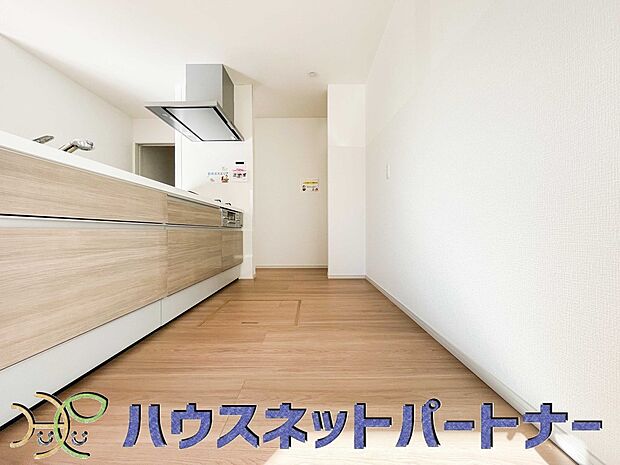 キッチン吊戸棚を無くす事によって、コミュニケーションを重視した設計に致しました。区画によって変わる一体感を、実際にご覧になって頂けましたらと思います。 