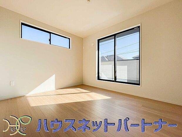 明るい窓のあるお部屋は子供部屋にぴったり。可愛い家具で素敵なお部屋に。