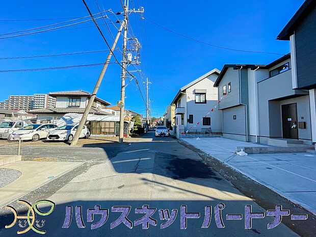 前面道路でお車を駐車するのも楽々。