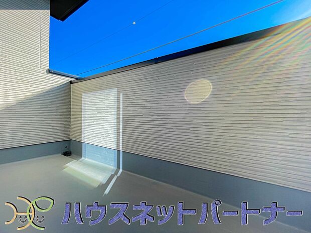 青い空が近くに感じるバルコニーは、爽やかな風をお部屋へ運んでくれます。