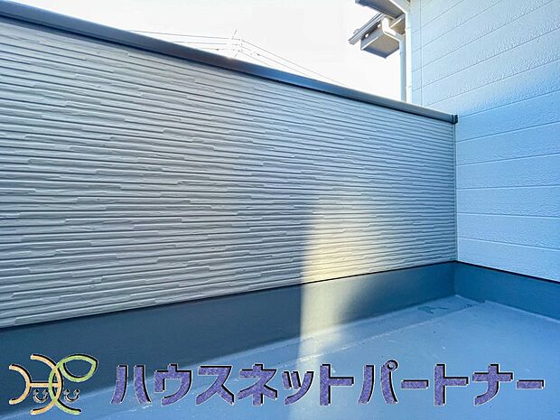 バルコニー2カ所にあり、洗濯物をゆったりと干すことができます。また、プランターを飾ったり、ガーデンチェアなどを置けば、快適なアウトドアリビングにもなります。