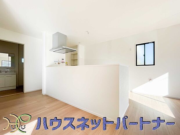 リビングは、食事スペースと寛げる場所設けてもまだ余裕の広さ。明るい光が照らしてくれます。