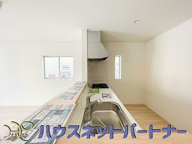 人工大理石のワークトップやシンクは、水を流しただけできれいになったように見えます。白いキッチンは明るく清潔感があり、とっても素敵です。