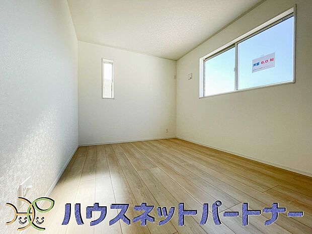 昨今のトレンドになりつつあるのが、広過ぎず、快適すぎない子ども部屋。勉強と寝るだけの部屋にすることで閉じこもりがなくなり、リビングで過ごす時間が増えると言われています。