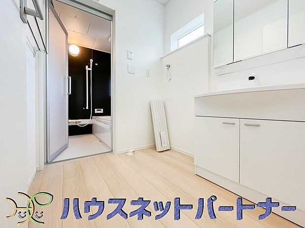 家の中でも特にプライベートスペースとなる洗面所は、洗濯場所と浴室を同じ空間でまとめております。小窓を設置しておりますので、熱気などが籠りやすい空間でちょっとした空気の入れ替えを。