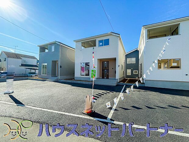 堂々たる趣ながら、主張し過ぎずどこか余裕を感じさせるシャープなフォルムで佇む邸宅は、晴天の空と照らし合わせる事で、本来あるべき完成形の姿を見せてくれます。