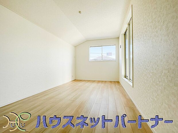 2面窓のある風通しの良いお部屋は心も体も元気にしてくれます。自分だけのお部屋作りを楽しんでみては。