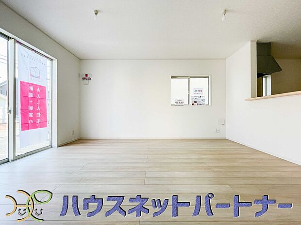 カウンターキッチンなら、リビングで遊ぶ子供の様子を見ながら料理ができるので安心です。料理を運んでもらったり、子供にお手伝いしてもらいやすいのもいいですね。