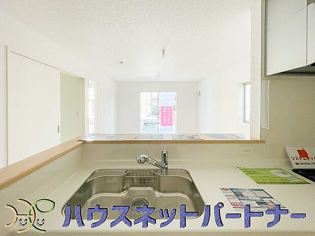 家族の様子を見ながらキッチンでお料理。一日の出来事を会話しながらの家事は嬉しいコミュニケーション。