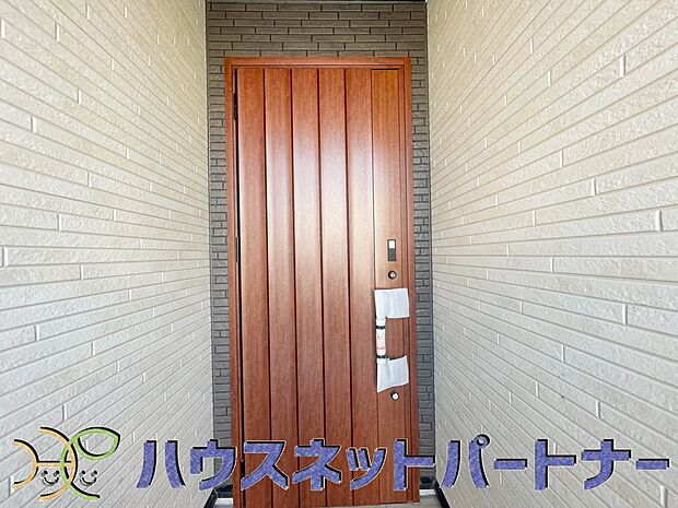 玄関の扉を開けるとそこは家族の待つお家。笑い声が聞こえてきそう。