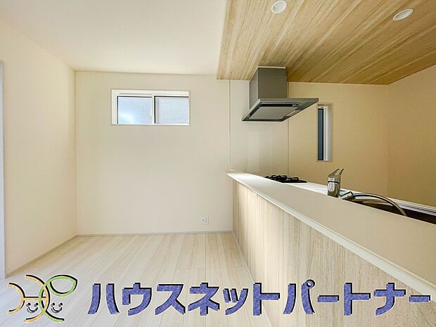 家族の様子を見ながらキッチンでお料理。一日の出来事を会話しながらの家事は嬉しいコミュニケーション。