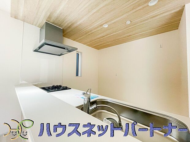 キッチン吊戸棚を無くす事によって、コミュニケーションを重視した設計に致しました。区画によって変わる一体感を、実際にご覧になって頂けましたらと思います。 