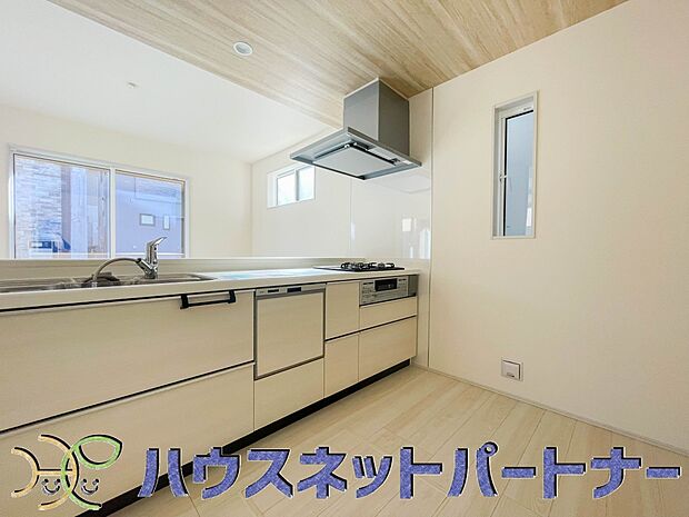 カウンターキッチンは広くて収納力もあるので、快適に料理をすることができます。食器や炊事用具を手の届くところに配置しやすいため調理もスピーディーです。