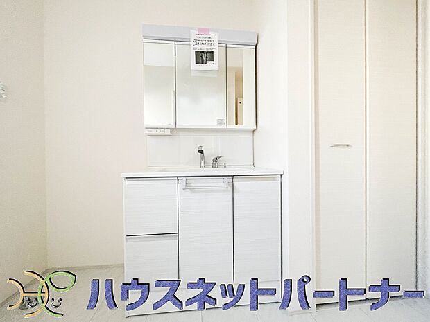 家の中でも特にプライベートスペースとなる洗面所は、洗濯場所と浴室を同じ空間でまとめております。小窓を設置しておりますので、熱気などが籠りやすい空間でちょっとした空気の入れ替えを。