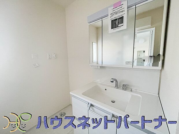 大きく見やすい三面鏡で清潔感ある洗面台は、身だしなみチェックや肌のお手入れに最適です。何かと物が増える場所だからこそ、スッキリと見映えの良い空間に拵えました。