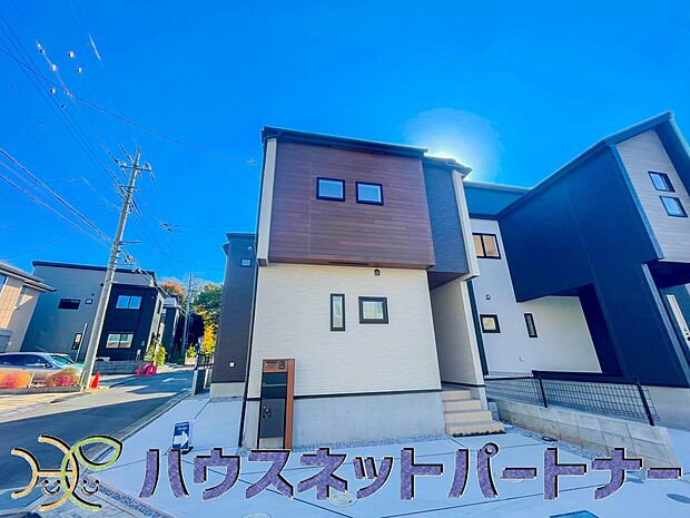 堂々たる趣ながら、主張し過ぎずどこか余裕を感じさせるシャープなフォルムで佇む邸宅は、晴天の空と照らし合わせる事で、本来あるべき完成形の姿を見せてくれます。