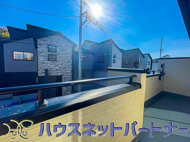 青い空が近くに感じるバルコニーは、爽やかな風をお部屋へ運んでくれます。