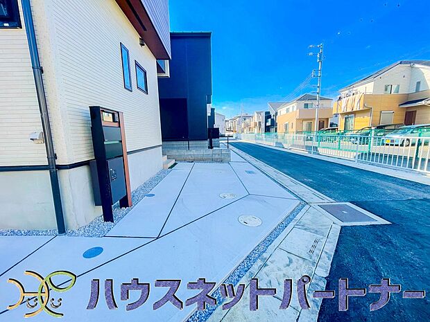 駐車場がある戸建を持つ最大のメリットは、駐車場代金を支払い続ける必要がないことです。賃貸住宅に住んでいる方が、戸建の購入を考えるきっかけに挙げることが多いようです。