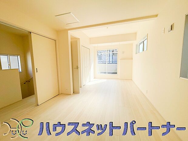 柔らかな日差しが入る洋室は落ち着いた雰囲気のお部屋です。ベッドを置いてゆったりと心も体も休まるお部屋へ。