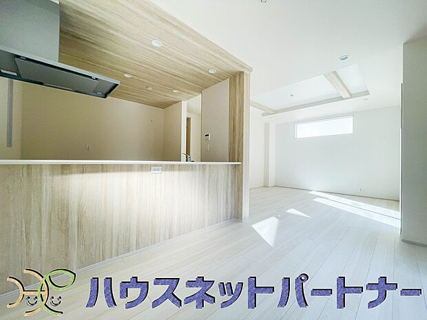 明るく開放的なダイニング。家族とのコミュニケーションが取りやすく、みんなの笑顔が溢れます