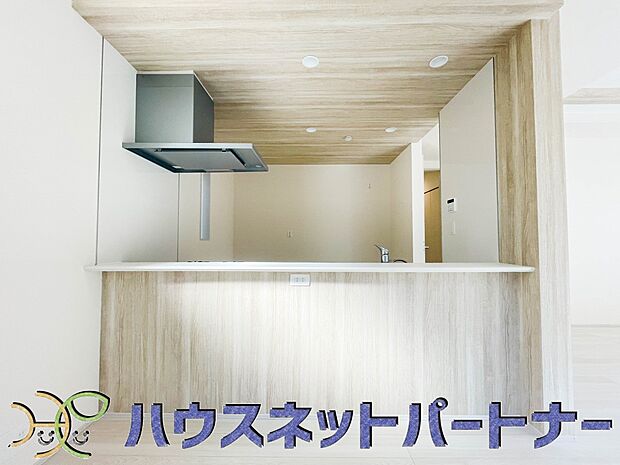 カウンターキッチンなら、リビングで遊ぶ子供の様子を見ながら料理ができるので安心です。料理を運んでもらったり、子供にお手伝いしてもらいやすいのもいいですね♪