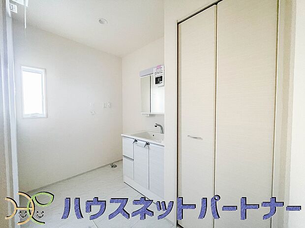 タオルやパジャマ、下着、掃除用品などランドリーに置きたいアイテムを一気に収納してくれる、あると便利サニタリー収納。