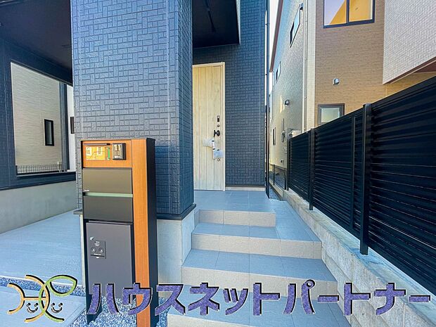 上質感漂う玄関へのアプローチ。居住者の帰り、訪れる方を優しく迎える・安らぎに満ちた生活空間を予感させる。健やかな暮らしを楽しめそう。