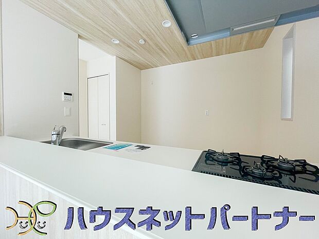 キッチン吊戸棚を無くす事によって、コミュニケーションを重視した設計に致しました。区画によって変わる一体感を、実際にご覧になって頂けましたらと思います。 