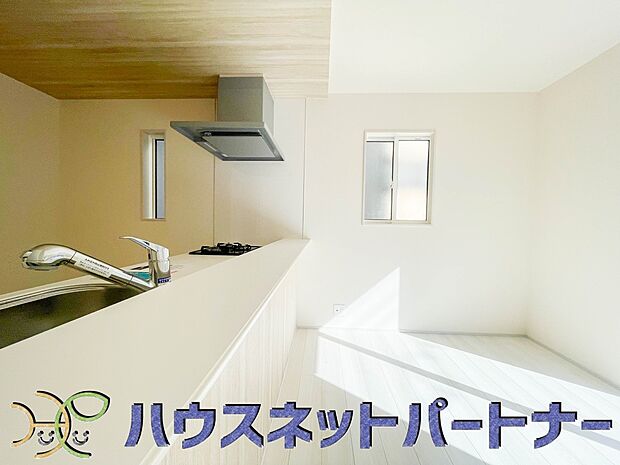 家族の様子を見ながらキッチンでお料理。一日の出来事を会話しながらの家事は嬉しいコミュニケーション。