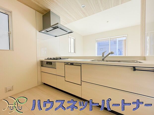 カウンターキッチンは広くて収納力もあるので、快適に料理をすることができます。食器や炊事用具を手の届くところに配置しやすいため調理もスピーディーです。