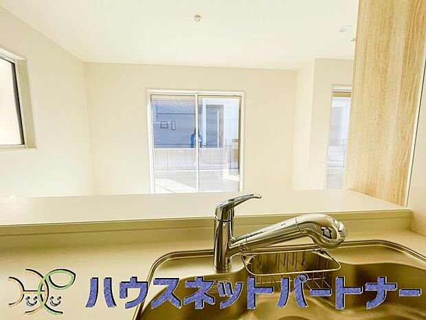 カウンターがあると配膳が楽なことがメリットの一つ。後片付けをするときも、ダイニングテーブルからあまり動かずに流し台へ運ぶことができるので便利です。