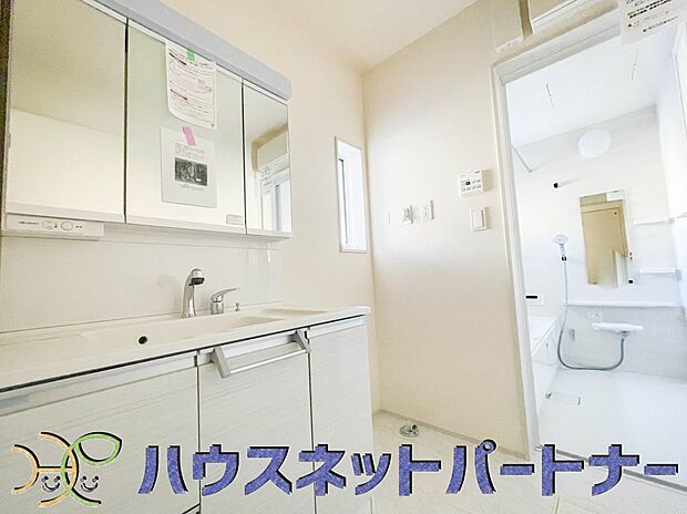 大きく見やすい三面鏡で清潔感ある洗面台は、身だしなみチェックや肌のお手入れに最適です。何かと物が増える場所だからこそ、スッキリと見映えの良い空間に拵えました。