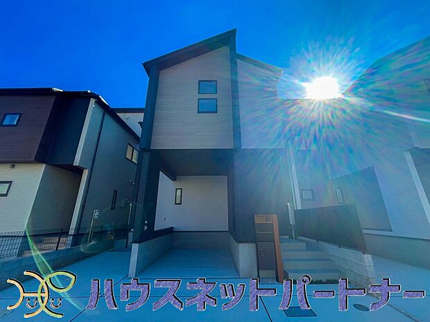 堂々たる趣ながら、主張し過ぎずどこか余裕を感じさせるシャープなフォルムで佇む邸宅は、晴天の空と照らし合わせる事で、本来あるべき完成形の姿を見せてくれます。