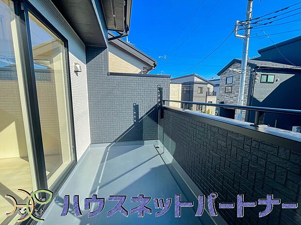 青い空が近くに感じるバルコニーは、爽やかな風をお部屋へ運んでくれます。