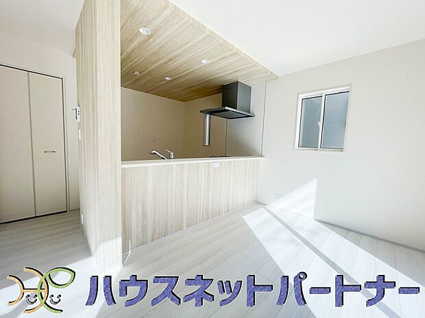 明るく開放的なダイニング。家族とのコミュニケーションが取りやすく、みんなの笑顔が溢れます