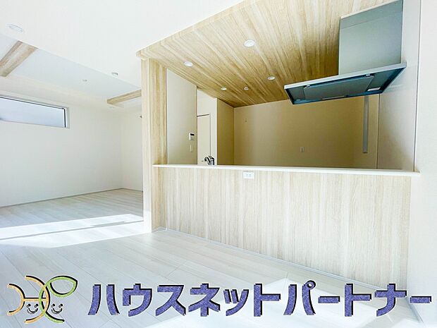 明るく開放的なオープンキッチン。家族とのコミュニケーションが取りやすく、みんなの笑顔が溢れます。