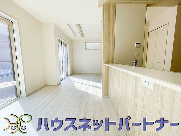 忙しい朝でも家族揃って食事をして頂ける、ゆとりある大きさのダイニングスペース。奥様の手料理をカウンター越しに受けとって頂き、テーブルで囲む素敵な時間を存分にお愉しみ下さい。