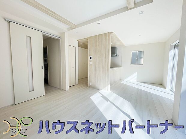 通風・採光に優れ、心地よい光と風が溢れています。 贅沢で豊かな居住性と、プライドを満たすクオリティが見事に調和した住空間。新築ならではの快適なひとときをご体感頂ける筈です。