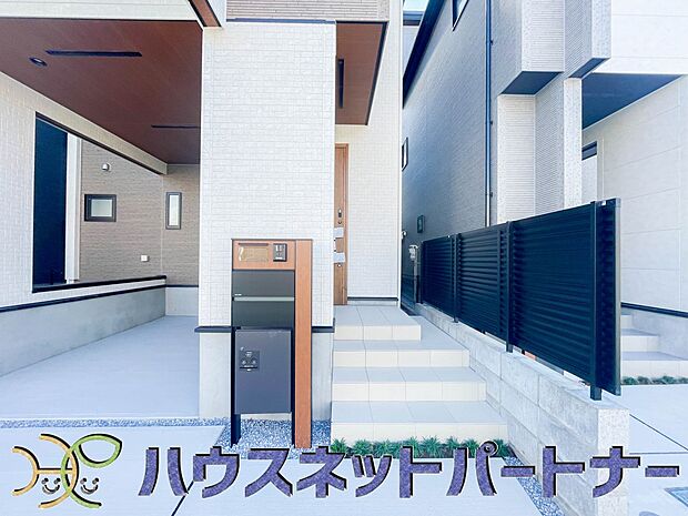 上質感漂う玄関へのアプローチ。居住者の帰り、訪れる方を優しく迎える・安らぎに満ちた生活空間を予感させる。健やかな暮らしを楽しめそう。