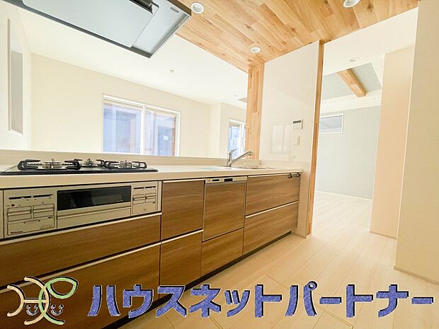 カウンターキッチンは広くて収納力もあるので、快適に料理をすることができます。食器や炊事用具を手の届くところに配置しやすいため調理もスピーディーです。