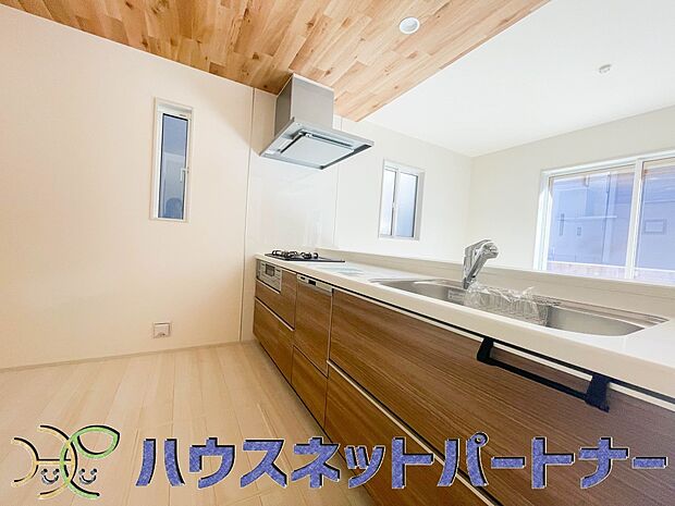 家族の様子を見ながらキッチンでお料理。一日の出来事を会話しながらの家事は嬉しいコミュニケーション。