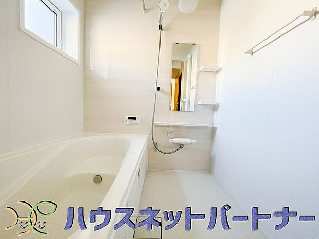 高級感溢れるカラーと大きさ・柔らかな曲線で構成された半身浴も楽しめるバスタブが心地よさをもたらします。