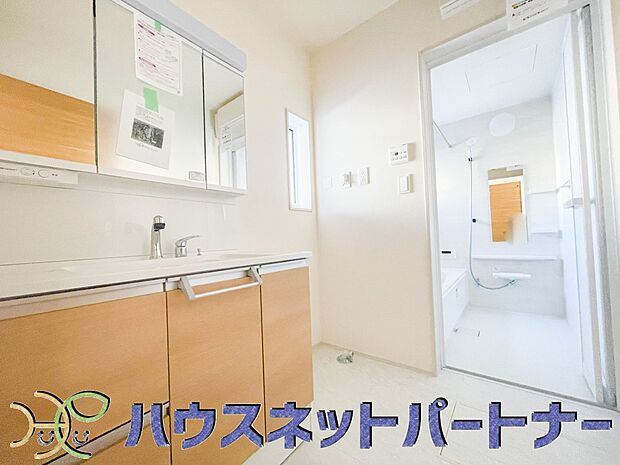 明るい清潔感のある洗面所は、鏡も大きくシンクが広々。朝の支度も楽にこなせます。