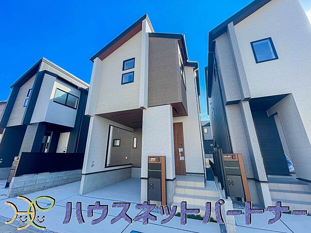 街に溶け合う美しい景観と、採光や風通しを考えて設計された間取り。近隣の視線を考え調整した窓位置など、外観だけでなく、住まうご家族の心地よさを最優先しました。