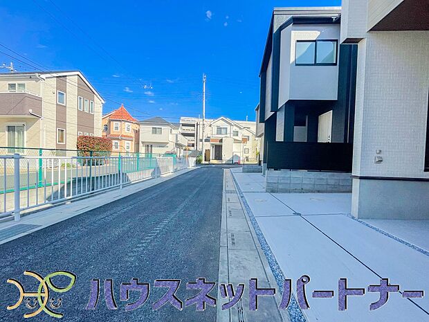 前面道路の日当たりの良い明るいお家。