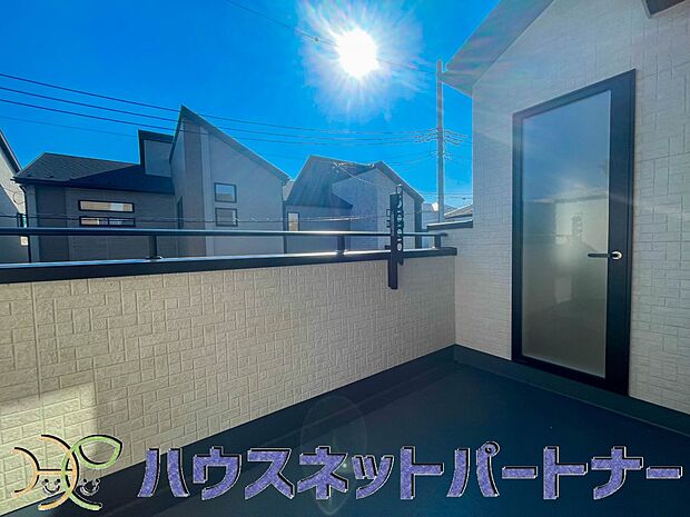 朝の澄んだ空気や、夕方に吹く清々しい風を五感で感じられるバルコニー。住まいの中で屋外にあって、本当の自然を感じられるスペースです。