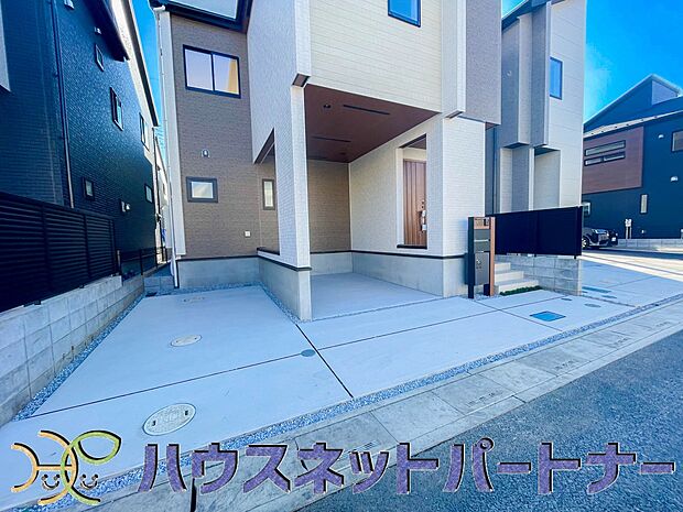 駐車場がある戸建を持つ最大のメリットは、駐車場代金を支払い続ける必要がないことです。賃貸住宅に住んでいる方が、戸建の購入を考えるきっかけに挙げることが多いようです。