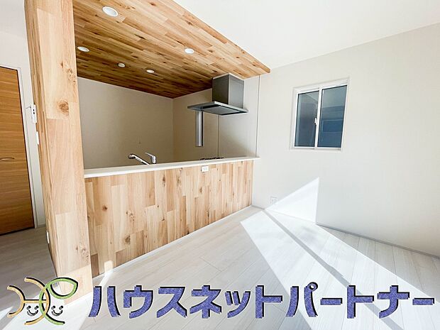 明るく開放的なダイニング。家族とのコミュニケーションが取りやすく、みんなの笑顔が溢れます