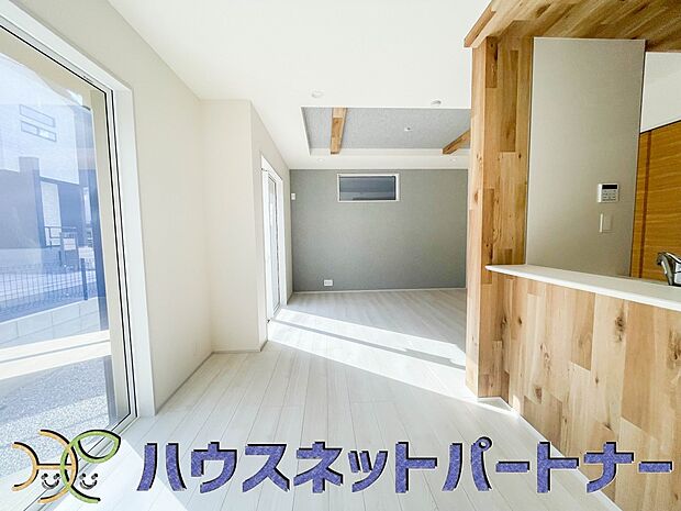 忙しい朝でも家族揃って食事をして頂ける、ゆとりある大きさのダイニングスペース。奥様の手料理をカウンター越しに受けとって頂き、テーブルで囲む素敵な時間を存分にお愉しみ下さい。